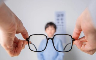 近视戴什么镜，近视戴什么镜片凹凸